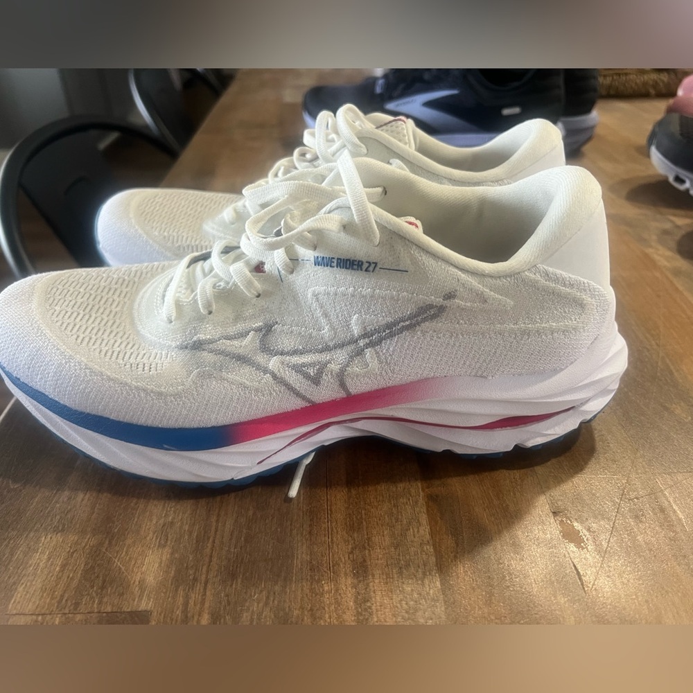 Mizuno Women's Wave Rider 27 Running Shoe size 8.5.. brand new